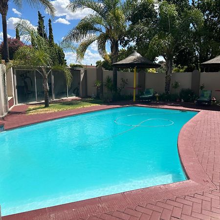 Sibella Guest House Bloemfontein Exterior foto